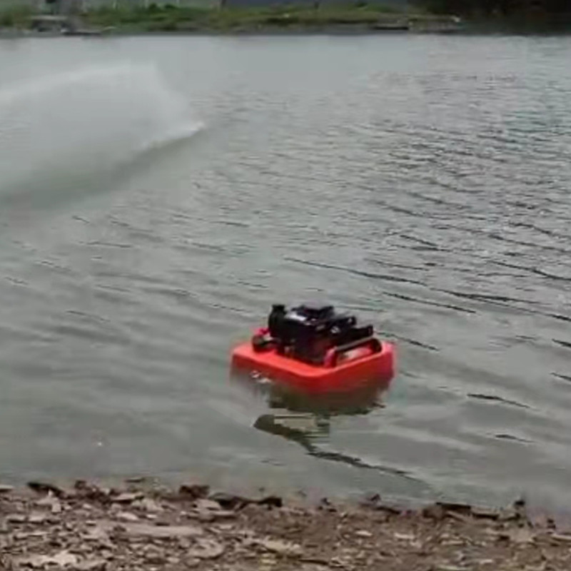 Floating fire pump is a good tool for fighting the flood.